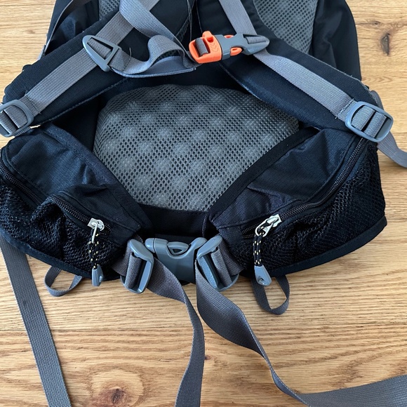 LIKE NEW: REI Traverse 30 Pack/Backpack in black/grey - Picture 3 of 11